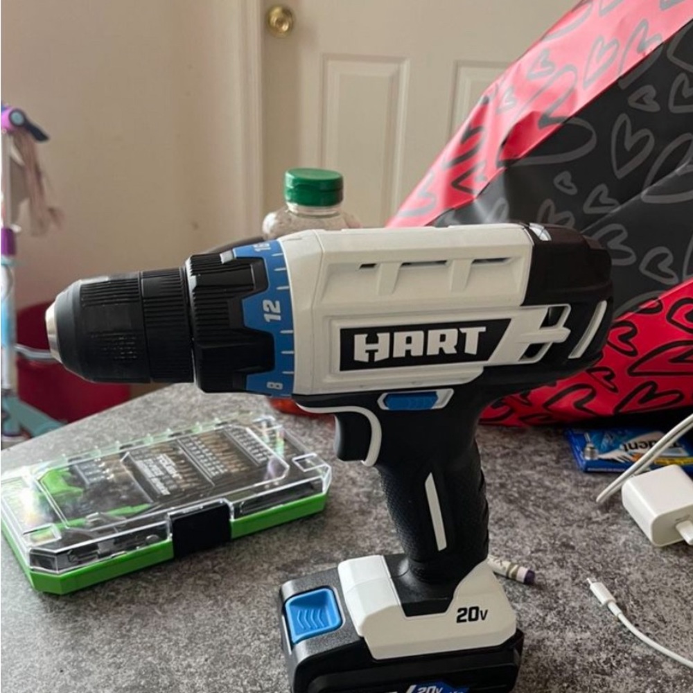 hart 20v drill with  battery and charger - Picture 4 of 6